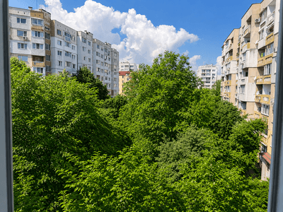 Двустаен апартамент за продажба в кв. Овча купел 2 VAORA представя за продажба двустаен апартамент с отличен потенциал, разположен в един от предпочитаните и бързо развиващи се райони на столицата – кв. Овча купел 2. Имотът е ситуиран на 4-ти етаж в добре поддържан панелен блок с контролиран достъп и подменена входна врата. Жилището е с площ от 65.20 кв.м и предлага функционално разпределение, което позволява различни възможности за обновяване и модернизиране според вкуса на бъдещите собственици. Разпределение: • Просторен коридор с вградени гардероби и допълнителни места за съхранение; • Светла всекидневна с излаз на тераса с южно изложение; • Самостоятелна спалня с изложение североизток; • Отделна кухня с излаз на втора тераса и изложение североизток; • Баня с тоалетна; • Две усвоени тераси, затворени с PVC дограма. Жилището е за ремонт, което предоставя отлична възможност за създаване на модерен дом по индивидуален проект и предпочитания. Предимства: ✔ Функционално разпределение; ✔ Светли  помещения; ✔ Южно изложение на дневната; ✔ Две тераси с PVC дограма; ✔ Отлична инвестиция както за собствено ползване, така и за отдаване под наем; ✔ Комуникативна локация в непосредствена близост до метростанция, спирки на градски транспорт, супермаркети, училища, детски градини и паркови пространства. Квартал Овча купел 2 е сред най-предпочитаните райони в западната част на София, благодарение на добрата инфраструктура, удобния транспорт и спокойната жилищна среда.