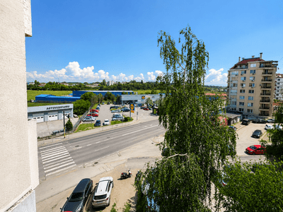 Двустаен апартамент за продажба в кв. Овча купел 2 VAORA представя за продажба двустаен апартамент с отличен потенциал, разположен в един от предпочитаните и бързо развиващи се райони на столицата – кв. Овча купел 2. Имотът е ситуиран на 4-ти етаж в добре поддържан панелен блок с контролиран достъп и подменена входна врата. Жилището е с площ от 65.20 кв.м и предлага функционално разпределение, което позволява различни възможности за обновяване и модернизиране според вкуса на бъдещите собственици. Разпределение: • Просторен коридор с вградени гардероби и допълнителни места за съхранение; • Светла всекидневна с излаз на тераса с южно изложение; • Самостоятелна спалня с изложение североизток; • Отделна кухня с излаз на втора тераса и изложение североизток; • Баня с тоалетна; • Две усвоени тераси, затворени с PVC дограма. Жилището е за ремонт, което предоставя отлична възможност за създаване на модерен дом по индивидуален проект и предпочитания. Предимства: ✔ Функционално разпределение; ✔ Светли  помещения; ✔ Южно изложение на дневната; ✔ Две тераси с PVC дограма; ✔ Отлична инвестиция както за собствено ползване, така и за отдаване под наем; ✔ Комуникативна локация в непосредствена близост до метростанция, спирки на градски транспорт, супермаркети, училища, детски градини и паркови пространства. Квартал Овча купел 2 е сред най-предпочитаните райони в западната част на София, благодарение на добрата инфраструктура, удобния транспорт и спокойната жилищна среда.