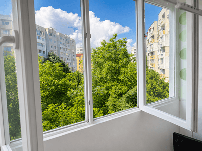 Двустаен апартамент за продажба в кв. Овча купел 2 VAORA представя за продажба двустаен апартамент с отличен потенциал, разположен в един от предпочитаните и бързо развиващи се райони на столицата – кв. Овча купел 2. Имотът е ситуиран на 4-ти етаж в добре поддържан панелен блок с контролиран достъп и подменена входна врата. Жилището е с площ от 65.20 кв.м и предлага функционално разпределение, което позволява различни възможности за обновяване и модернизиране според вкуса на бъдещите собственици. Разпределение: • Просторен коридор с вградени гардероби и допълнителни места за съхранение; • Светла всекидневна с излаз на тераса с южно изложение; • Самостоятелна спалня с изложение североизток; • Отделна кухня с излаз на втора тераса и изложение североизток; • Баня с тоалетна; • Две усвоени тераси, затворени с PVC дограма. Жилището е за ремонт, което предоставя отлична възможност за създаване на модерен дом по индивидуален проект и предпочитания. Предимства: ✔ Функционално разпределение; ✔ Светли  помещения; ✔ Южно изложение на дневната; ✔ Две тераси с PVC дограма; ✔ Отлична инвестиция както за собствено ползване, така и за отдаване под наем; ✔ Комуникативна локация в непосредствена близост до метростанция, спирки на градски транспорт, супермаркети, училища, детски градини и паркови пространства. Квартал Овча купел 2 е сред най-предпочитаните райони в западната част на София, благодарение на добрата инфраструктура, удобния транспорт и спокойната жилищна среда.